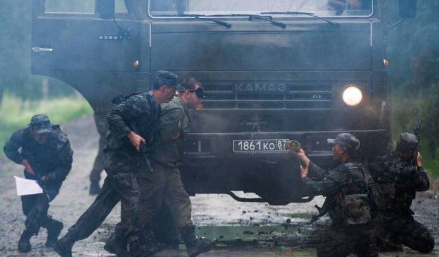 NOVOSIBIRSK REGION, RUSSIA - JULY 31, 2016: Chinese servicemen during the Air Landing and Battle March event of the Army Scout Masters competition among reconnaissance units at Koltsovo Firing Range as part of the 2016 Army Games, an international event organized by the Russian Defense Ministry. Kirill Kukhmar/TASS  Ðîññèÿ. Íîâîñèáèðñêàÿ îáëàñòü. 31 èþëÿ 2016. Âîåííîñëóæàùèå Êèòàéñêîé íàðîäíîé îñâîáîäèòåëüíîé àðìèè âî âðåìÿ 1-ãî ýòàïà "Äåñàíòèðîâàíèå, ñîâåðøåíèå ìàðø-áðîñêà" êîíêóðñà "Îòëè÷íèêè âîéñêîâîé ðàçâåäêè" â ðàìêàõ Àðìåéñêèõ ìåæäóíàðîäíûõ èãð - 2016 íà ïîëèãîíå Êîëüöîâî. Êèðèëë Êóõìàðü/ÒÀÑÑ