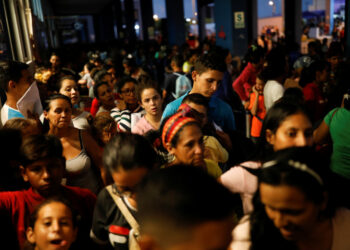 Venezuelan migrants queue at the Ecuadorian Peruvian border service center, to process their documents and be able to continue their journey, in the outskirts of Tumbes, Peru June 14, 2019. Picture taken June 14, 2019. REUTERS/Carlos Garcia Rawlins