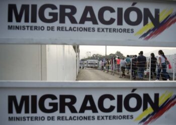 People queue at the Colombian migration office on the Simon Bolivar International Bridge on the border between the Colombian city of Cucuta and the Venezuelan Tachira, on February 5, 2019. - The US and other countries have pledged humanitarian aid for Venezuela's opposition leader Juan Guaido's alternative administration, though it remains to be seen where and how it can enter the country without the military's support. The young lawmaker accused the military of planning to divert aid being stockpiled in Colombia, Brazil and an unidentified Caribbean island, in order to distribute it through the socialist government's subsidized food program for supporters. (Photo by Raul ARBOLEDA / AFP)