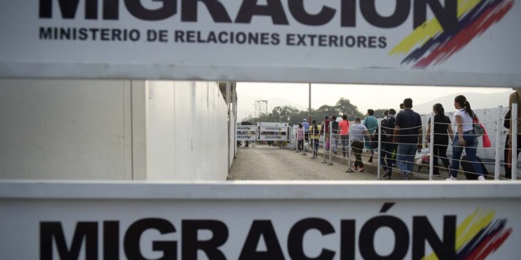 People queue at the Colombian migration office on the Simon Bolivar International Bridge on the border between the Colombian city of Cucuta and the Venezuelan Tachira, on February 5, 2019. - The US and other countries have pledged humanitarian aid for Venezuela's opposition leader Juan Guaido's alternative administration, though it remains to be seen where and how it can enter the country without the military's support. The young lawmaker accused the military of planning to divert aid being stockpiled in Colombia, Brazil and an unidentified Caribbean island, in order to distribute it through the socialist government's subsidized food program for supporters. (Photo by Raul ARBOLEDA / AFP)