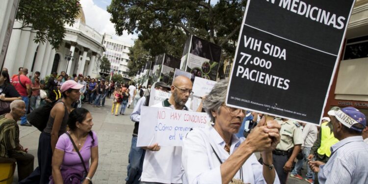 Protesta por mediacamentos contra el VIH desde catia hasta Altamira. Foto: Francisco Bruzco