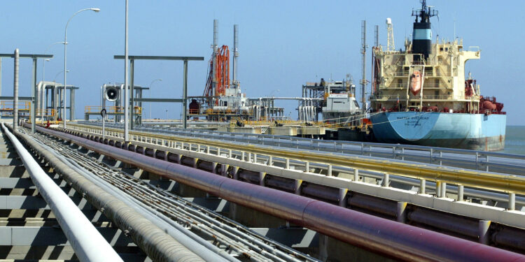 FOTO ARCHIVO- En esta foto de archivo sin fecha, se observa un tanquero cargando en el principal terminal petrolero Jose en Venezuela. REUTERS/Jorge Silva/Foto archivo