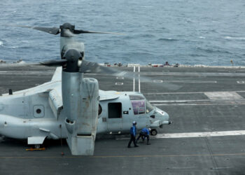 FOTO DE ARCHIVO. La nave militar estadounidense MV-22 se posa en una plataforma del portaaviones USS Abraham Lincoln en el Golfo de Omán cerca del Estrecho de Ormuz. Julio, 2019. REUTERS/Ahmed Jadallah