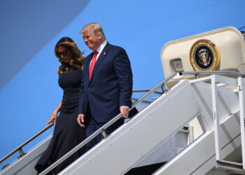 US President Donald Trump, with US First Lady Melania Trump, arrives at Wright-Patterson Air Force Base in Ohio on August 7, 2019. Trump is visiting the mass shooting sites in Dayton, Ohio, and El Paso, Texas. - Nine people were killed on August 4 in Dayton's popular Oregon District. (Photo by SAUL LOEB / AFP)