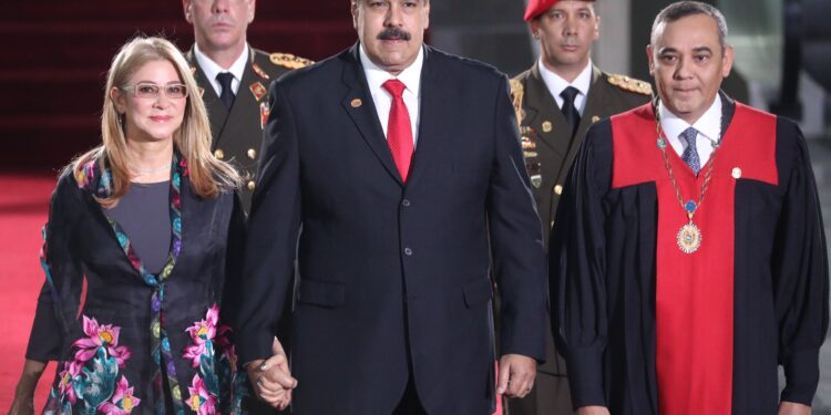 CR01. CARACAS (VENEZUELA), 10/01/2019.- El presidente de Venezuela, Nicolás Maduro (c), llega a su ceremonia de investidura donde jurará para un segundo período de gobierno que lo mantendrá en el poder hasta el año 2025, en compañía de su esposa Cilia Flores (i) y el presidente del Tribunal Supremo de Justicia (TSJ), Maikel Moreno (d), hoy, jueves 10 de enero de 2019, en Caracas (Venezuela). El mandatario tomó juramento ante el Tribunal Supremo de Justicia (TSJ), en Caracas, acompañado por otros seis jefes de Estado que fueron los únicos en asistir a este acto señalado por opositores y buena parte de la comunidad internacional como el inicio de la "usurpación" de la Presidencia de Venezuela. Tras seis años en el poder a Maduro lo cuestiona no solo la población, que durante su mandato ha visto cómo el país se ha sumido en la peor crisis económica de su historia, también gobiernos de América y Europa que han mostrado su preocupación por las condiciones en las que se encuentra Venezuela. EFE/Miguel Gutiérrez