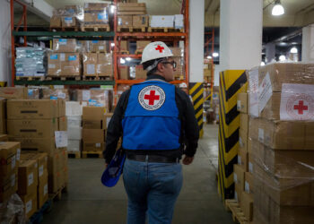 AME5593. CARACAS (VENEZUELA), 09/08/2019.- Trabajadores de la Cruz Roja de Venezuela revisan insumos de ayuda humanitaria este viernes en Caracas (Venezuela). Venezuela ha recibido casi 100 toneladas de ayuda humanitaria gestionada por la Federación Internacional de la Cruz Roja, luego de que este viernes ingresara al país el cuarto cargamento de donaciones que incluye mosquiteros contra la malaria, analgésicos, desparasitantes y "antibióticos simples". EFE/MIGUEL GUTIERREZ