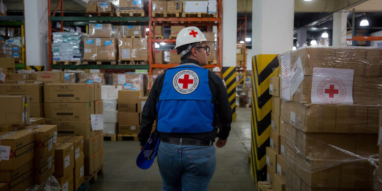 AME5593. CARACAS (VENEZUELA), 09/08/2019.- Trabajadores de la Cruz Roja de Venezuela revisan insumos de ayuda humanitaria este viernes en Caracas (Venezuela). Venezuela ha recibido casi 100 toneladas de ayuda humanitaria gestionada por la Federación Internacional de la Cruz Roja, luego de que este viernes ingresara al país el cuarto cargamento de donaciones que incluye mosquiteros contra la malaria, analgésicos, desparasitantes y "antibióticos simples". EFE/MIGUEL GUTIERREZ