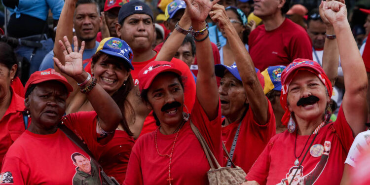 CAR02. CARACAS (VENEZUELA), 18/10/2016.- Simpatizantes del presidente de Venezuela, Nicolás Maduro, se manifiestan hoy, martes 18 de octubre de 2016, en las calles de Caracas (Venezuela). Miles de chavistas marcharon hoy en la capital venezolana para a favor de la aprobación del presupuesto de la nación para el año 2017 como muestra de apoyo al presidente venezolano. EFE/CRISTIAN HERNÁNDEZ