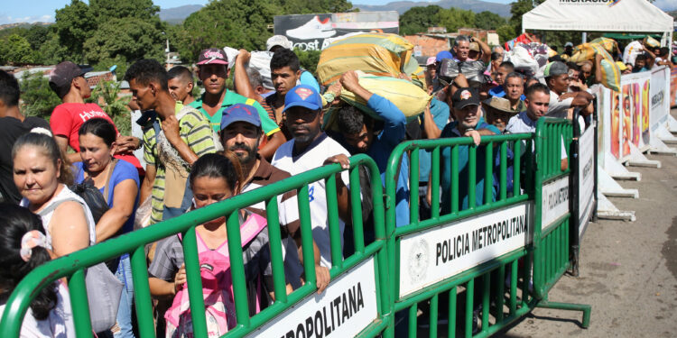 People cross the Colombian-Venezuelan border over the partially opened Simon Bolivar international bridge in San Antonio del Tachira, Venezuela June 8, 2019. REUTERS/Carlos Eduardo Ramirez