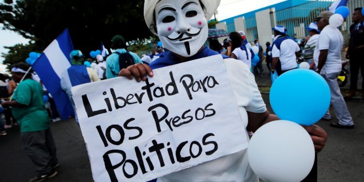 REFILE-CORRECTING TYPO A masked anti-government protester takes part in a march called  March of the balloons  in Managua  Nicaragua September 9  2018  The signal reads  Freedom for political prisoners   REUTERS Oswaldo Rivas