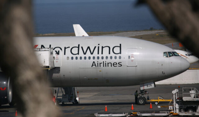 FOTO DE ARCHIVO. Un avión 777-200ER de la aerolínea rusa Nordwind Airlines llega al aeropuerto Simón Bolívar de Caracas. REUTERS/Andres Martinez Casares