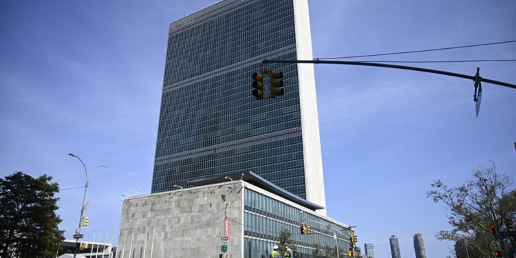 Two policemen stand in front of the UN headquarters building in downtown Manhattan on September 22, 2019 in New York City. (Photo by Johannes EISELE / AFP)