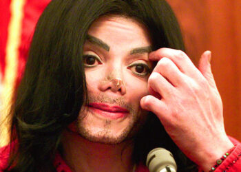 Michael Jackson testifies in Santa Barbara County Superior Court, Wednesday, Nov 13, 2002 in Santa Maria, Calif. Jackson took the witness stand Wednesday in a $21 million lawsuit by Marcel Avram, his longtime promoter, that accuses the singer of backing out of two millennium concerts. (AP Photo/Spencer Weiner, pool) *** Local Caption *** CANTANTE MICHAEL JACKSON DURANTE JUICIO