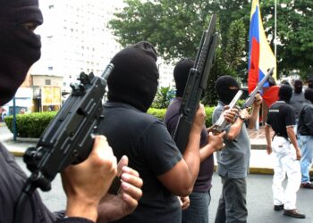 Armed members of the extreme left group "Urban Militia" demonstrate in the populous neighbourhood "23 de Enero", west of Caracas, 27 June 2006, against another extreme left group called "Tupamaros" for their allegedly participation in the killing of two youngsters.     AFP PHOTO