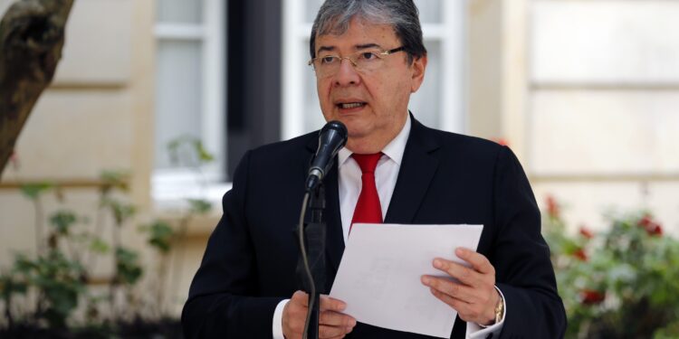 BOG500. BOGOTÁ (COLOMBIA), 05/08/2019.- El canciller de Colombia Carlos Holmes Trujillo habla este lunes en Bogotá (Colombia). El Gobierno de Colombia aprobó una resolución mediante la cual los hijos de venezolanos nacidos en el territorio colombiano a partir del 19 de agosto de 2015 obtendrán la nacionalidad para que de este modo no queden en riesgo de ser apátridas. EFE/ Mauricio Dueñas Castañeda