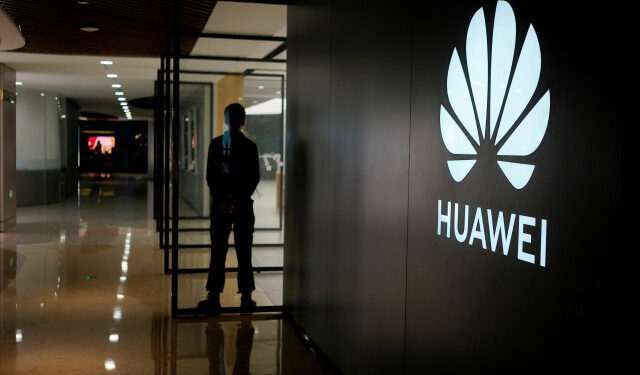 Imagen de archivo del logo de Huawei visto en un centro comercial en Shanghái, China, Junio 3, 2019. REUTERS/Aly Song