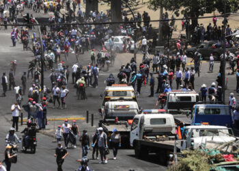 Foto del lunes de gente limpiando las calles de Quito tras las protestas que asolaron al país. 
Oct 14, 2019. REUTERS/Ivan Alvarado