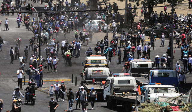 Foto del lunes de gente limpiando las calles de Quito tras las protestas que asolaron al país. 
Oct 14, 2019. REUTERS/Ivan Alvarado