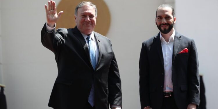 AME8842. SAN SALVADOR (EL SALVADOR), 21/07/2019.- El presidente de El Salvador, Nayib Bukele (d), recibe al secretario de Estado de Estados Unidos, Mike Pompeo (i), este domingo en la Casa Presidencial de San Salvador (El Salvador). Pompeo llegó al país centroamericano para revisar las acciones implementadas para frenar la migración irregular. EFE/ Rodrigo Sura