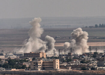 Smoke rises from the Syrian town of Ras al-Ain, in a picture taken from the Turkish side of the border in Ceylanpinar on October 11, 2019, on the third day of Turkey's military operation against Kurdish forces. - Turkey will not stop its operation against Kurdish militants in northern Syria, President Recep Tayyip Erdogan said Friday, dismissing what he called "threats" from other countries. (Photo by Ozan KOSE / AFP)