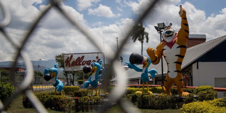 VEN10. MARACAY (VENEZUELA), 16/05/2018.- Vista exterior de las instalaciones de la planta de Kellogg, hoy, miércoles 16 de mayo de 2018, en Maracay (Venezuela). El presidente de Venezuela, Nicolás Maduro, confirmó ayer el cierre de la estadounidense Kellogg en el país y anunció que pedirá el código rojo a la Interpol para sus dueños y accionistas por marcharse del país de forma "ilegal". La compañía estadounidense comunicó ayer a sus trabajadores en Venezuela el cese de sus operaciones de manera indefinida, debido a la crisis económica que atraviesa el país caribeño, la peor en toda su historia contemporánea. EFE/Miguel Gutiérrez