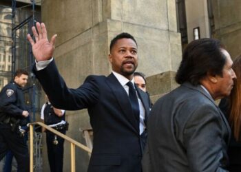 Cuba Gooding Jr. a su salida de una Corte en Nueva York tras la lectura de cargos. AFP Timothy A. Clary.