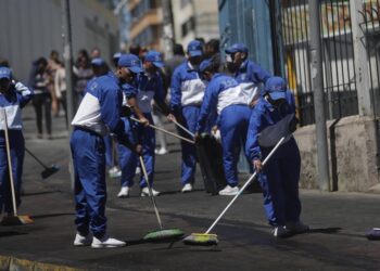 Ecuador cuadrillas limpieza. Foto EFE.