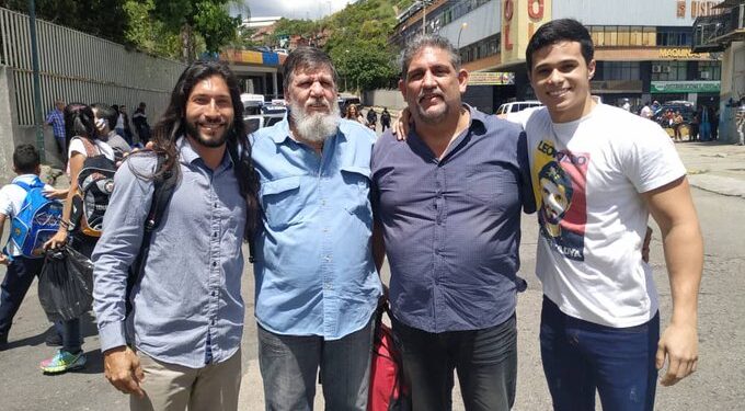 El dirigente estudiantil Elias Rodríguez y el profesor Carlos Pérez. Foto: @apichardob