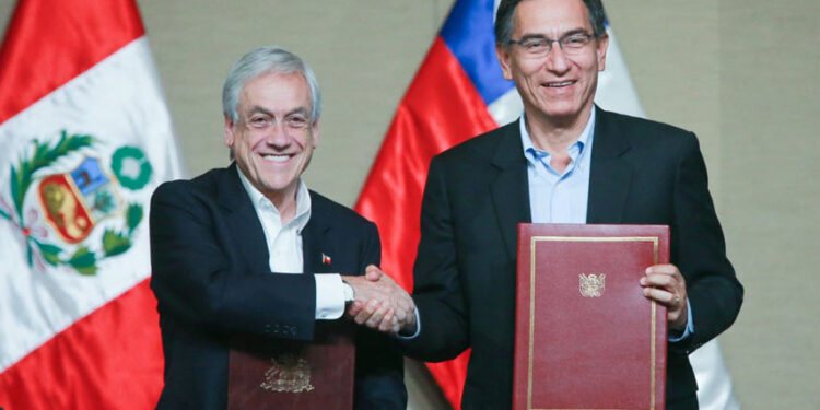 El presidnete de Perú, Martín Vizcarra junto a su homologo de Chile, sebastian Piñera. Foto EFE