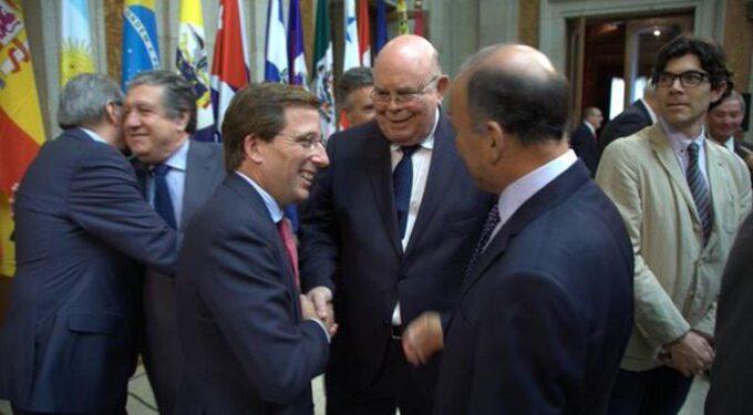 El alcalde de Madrid, José Luis Martínez-Almeida, recibe el saludo del embajador de Guaidó, Antonio Ecarri - ABC