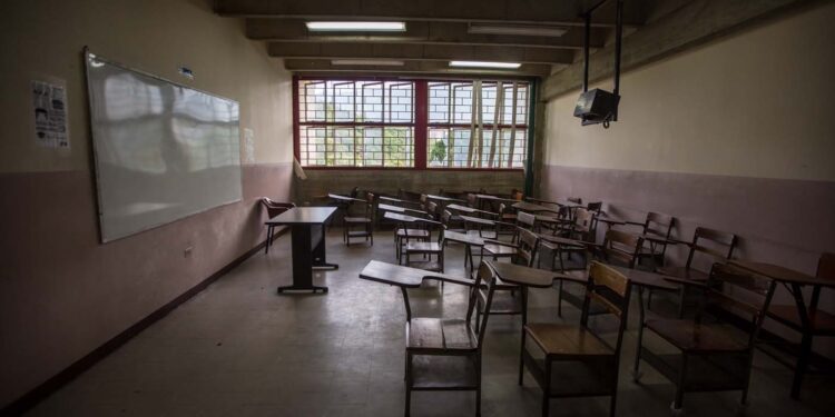 CAR01. CARACAS (VENEZUELA), 28/10/2016.- Un salón sin estudiantes en la Universidad Central de Venezuela hoy, viernes 28 de octubre de 2016, en Caracas (Venezuela). El paro general de 12 horas convocado por la oposición venezolana se cumple a medias en el país pues tanto las entidades bancarias como algunos comercios y oficinas abrieron sus puertas, sin embargo, las principales vías se mostraron con mucho menos tráfico que el que se observa en un día laboral normal. EFE/MIGUEL GUTIÈRREZ