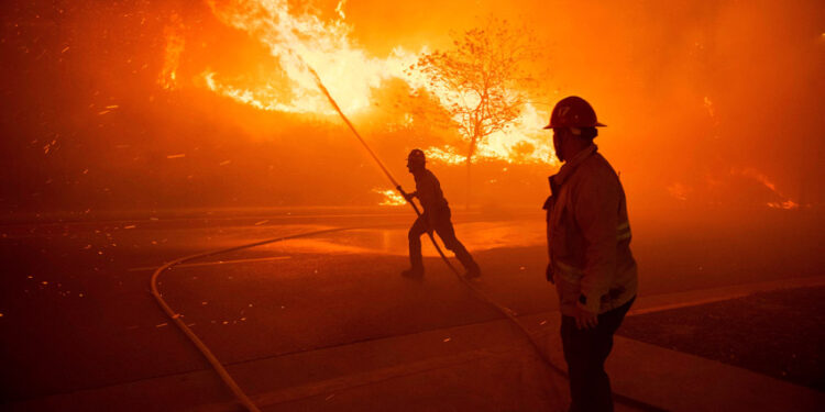 Evacúan a miles de personas en Los Ángeles por incendio. Foto EFE.