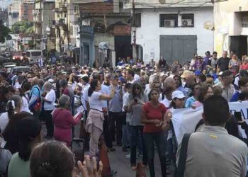 Fieles asisten a la Ruta del Venerable José Gregorio Hernández en Caracas. Foro CEV Twitter.