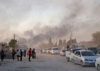 Los sirios huyen de la comunidad de Ras al Ayn, en el norte de Siria, ante ofensiva de Turquía. Foto AP.