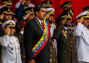 CAR101. CARACAS (VENEZUELA), 24/05/2018.- El presidente reelecto de Venezuela, Nicolás Maduro (c), dirige un acto en el que soldados de la Fuerza Armada Nacional Bolivariana (FANB) le rinden honores hoy, jueves 24 de mayo de 2018, en Caracas (Venezuela). EFE/Cristian Hernández