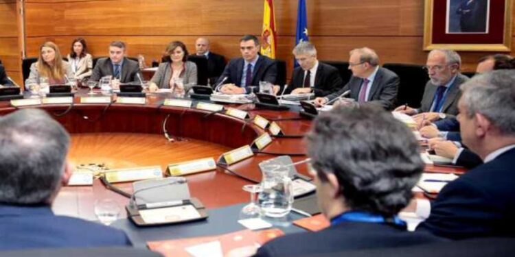 Pedro Sánchez preside el comité de seguimiento de la situación en Cataluña. EFE
