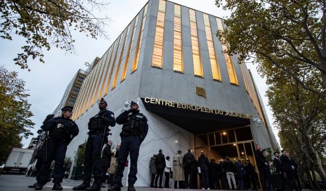 Police officers stand guard outside the Centre Europeen Du Judaisme (European Judaism Center), before its official inauguration in Paris on October 29, 2019. (Photo by Ian LANGSDON / POOL / AFP)