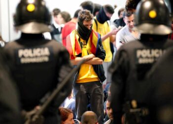 GRAFCAT5089. BARCELONA, 14/10/2019.- Agentes de los Mossos d'Esquadra controlan a los simpatizantes independentistas que han conseguido entrar en el T1 del Aeropuerto de El Prat tras el anuncio de la plataforma Tsunami Democràtic que ha llamado a paralizar la actividad del aeropuerto, en protesta por la condena a los líderes del 'procés', así como para reclamar al Gobierno de Pedro Sánchez que se avenga a negociar un referéndum de autodeterminación en Cataluña. EFE/Alejandro García