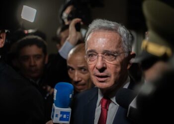 El expresidente colombiano Álvaro Uribe (2002-2010) ingresó este martes a la Corte Suprema de Justicia para una indagatoria por un proceso abierto en su contra por presunto fraude procesal y soborno de testigos, un caso que lo ha puesto contra las cuerdas. EFE/ JUAN ZARAMA