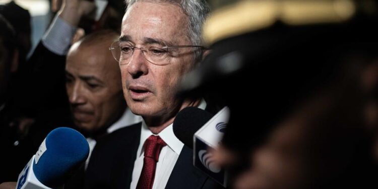 El expresidente colombiano Álvaro Uribe (2002-2010) ingresó este martes a la Corte Suprema de Justicia para una indagatoria por un proceso abierto en su contra por presunto fraude procesal y soborno de testigos, un caso que lo ha puesto contra las cuerdas. EFE/ JUAN ZARAMA