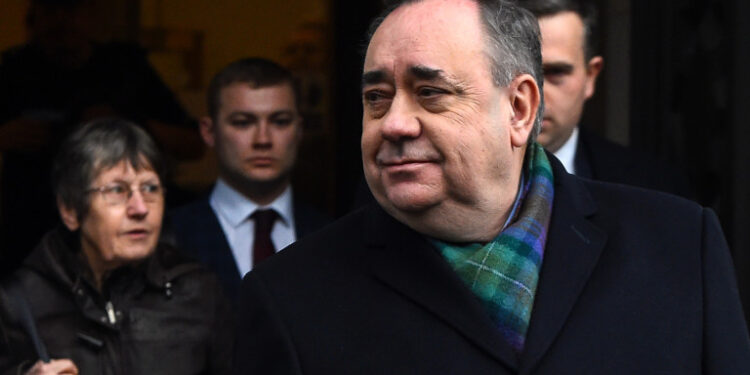 Former Scottish first minister and pro-independence figurehead Alex Salmond leaves a preliminary hearing over allegations of sexual harassment, at the High Court in Edinburgh on November 21, 2019. (Photo by ANDY BUCHANAN / AFP)