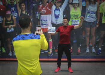 En esta foto del jueves 31 de octubre de 2019, el venezolano Raúl Asención (derecho) trota en el Parque Central de Nueva York. Asención, un inmigrante venezolano que dice que debió huir del país con sus tres hijos el año pasado, cumplirán su sueño de correr el maratón este domingo. (AP Foto/Bebeto Matthews)