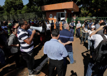 Supporters of Venezuela's President Nicolas Maduro stand outside Venezuelan embassy in Brasilia, Brazil, November 13, 2019. REUTERS/Sergio Moraes