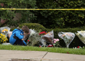 Foto de archivo. Un niño visita un memorial improvisado en la sinagoga de la congregación Tree of Life, luego de un tiroteo en Pittsburgh, Pensilvania, EEUU. 28 de octubre de 2018. REUTERS/Cathal McNaughton.