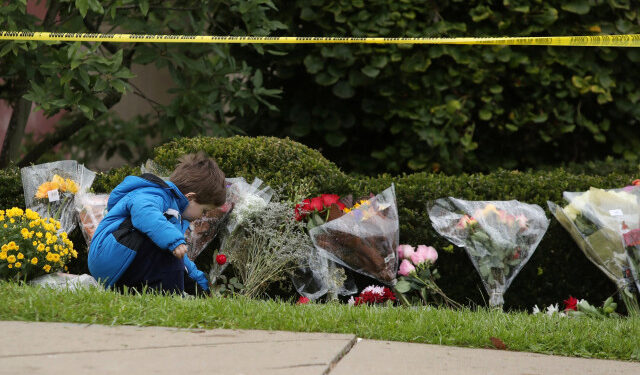 Foto de archivo. Un niño visita un memorial improvisado en la sinagoga de la congregación Tree of Life, luego de un tiroteo en Pittsburgh, Pensilvania, EEUU. 28 de octubre de 2018. REUTERS/Cathal McNaughton.