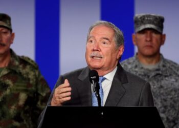 BOG300. BOGOTÁ (COLOMBIA), 18/01/2019.- El ministro de defensa de Colombia, Guillermo Botero, habla durante una rueda de prensa hoy, vienes 18 de enero de 2019, en Bogotá (Colombia). El Gobierno colombiano atribuyó a la guerrilla del Ejército de Liberación Nacional (ELN) la autoría del atentado terrorista contra la Escuela de Cadetes de la Policía en Bogotá que ayer dejó por lo menos 21 muertos, incluido el atacante, y dejó 68 heridos. "De un tajo un acto terrorista cometido por el ELN segó esas vidas", dijo en una rueda de prensa el ministro de Defensa, Guillermo Botero, al referirse a las 20 víctimas mortales, de quienes dijo que eran todos cadetes de la Policía, "con unas edades de entre 17 y tal vez 22 años". EFE/ Mauricio Dueñas Castañeda