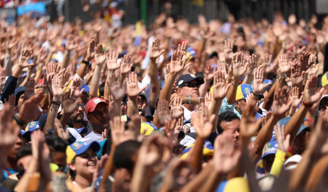 AME7209. CARACAS (VENEZUELA), 02/02/2019.- Simpatizantes del presidente de la Asamblea Nacional de Venezuela, Juan Guaidó, hacen un juramento propuesto durante un discurso en una marcha opositora, este sábado en Caracas (Venezuela). Las concentraciones opositoras al presidente de Venezuela, Nicolás Maduro, están convocadas en toda Venezuela y en distintos países. EFE/ Miguel Gutiérrez