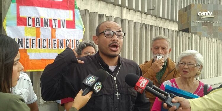 Carlos Julio Rojas, coordinador del Frente en Defensa del Norte de Caracas. Protesta CANTV 1Nov2019