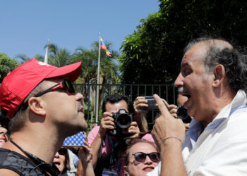 A supporter of Venezuela's President Nicolas Maduro (L) argues with opposition leader Juan Guaido's supporter outside Venezuelan embassy in Brasilia, Brazil, November 13, 2019. REUTERS/Sergio Moraes