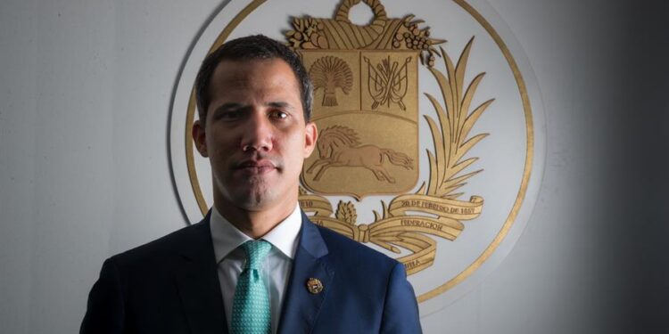 El presidente encargado de Venezuela, Juan Guaidó, posa en entrevista con Efe ayer lunes 11 de noviembre, en Caracas (Venezuela). EFE